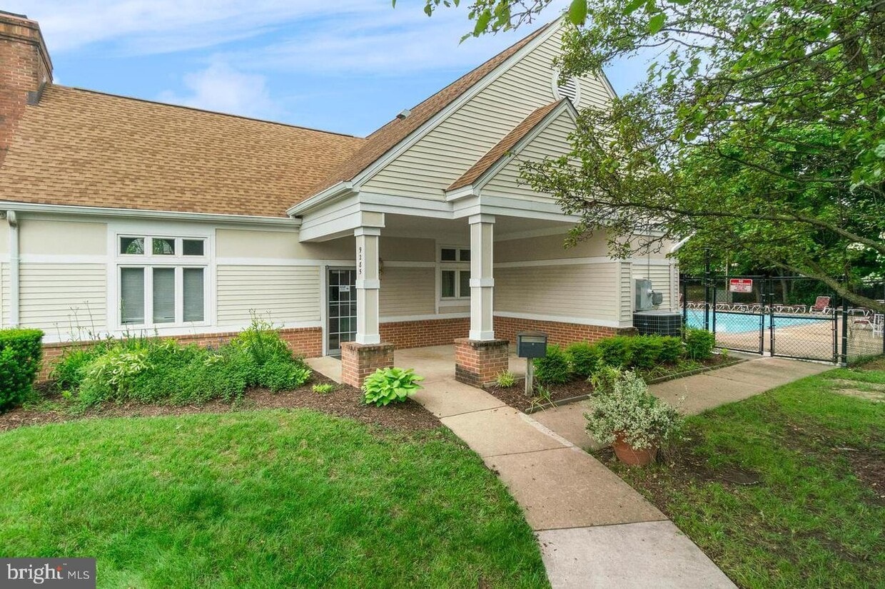 8203 Crossbrook Ct Unit 301, Lorton, VA 22079 Room for Rent in Lorton