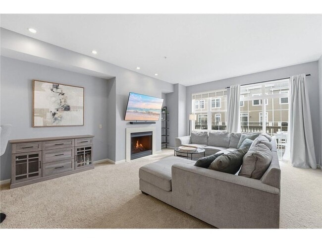Building Photo - 8103 Oakview Dr N