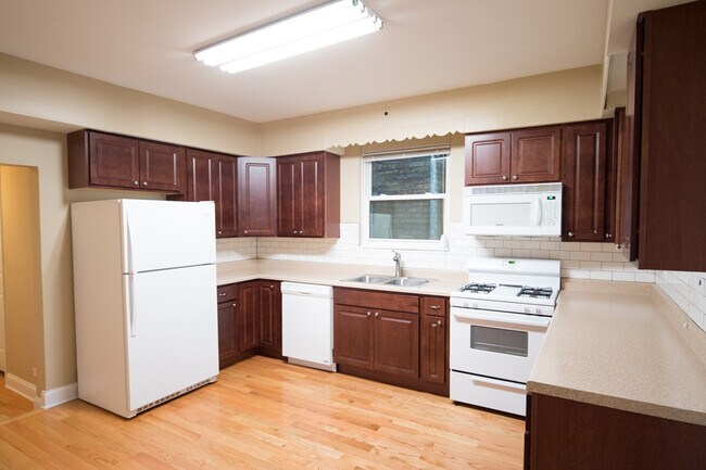 Foto del edificio - 1703 W Irving Park Rd