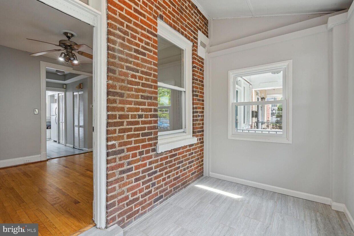 Primary Photo - 1736 L St NE