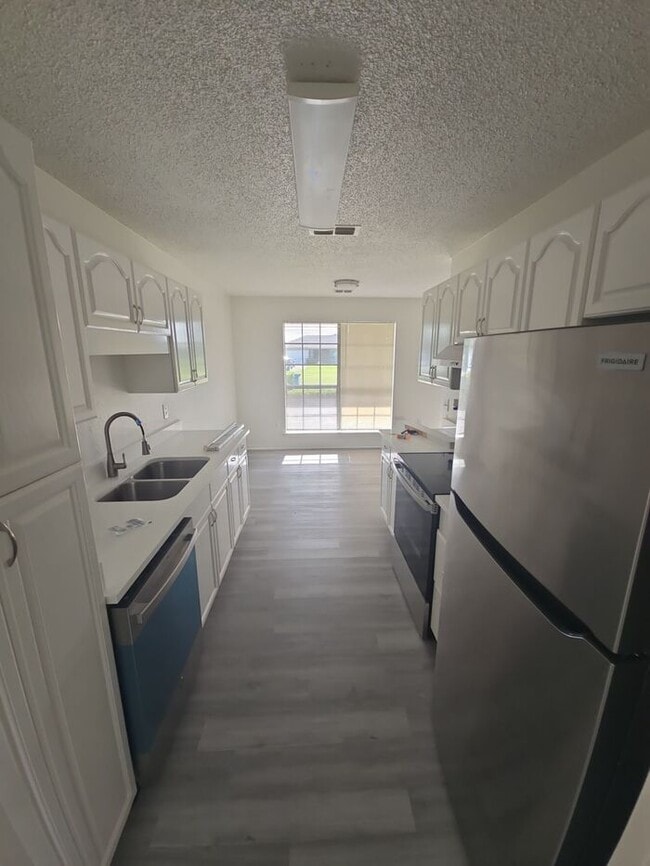 Building Photo - 202 Steller Ln