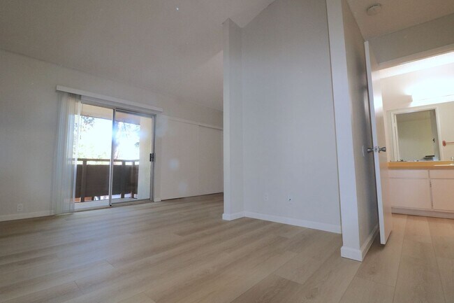 Foto del edificio - 3rd floor studio in Mission Valley! Beautiful vinyl flooring throughout/ 1 Prkg Space/ Mission Va...
