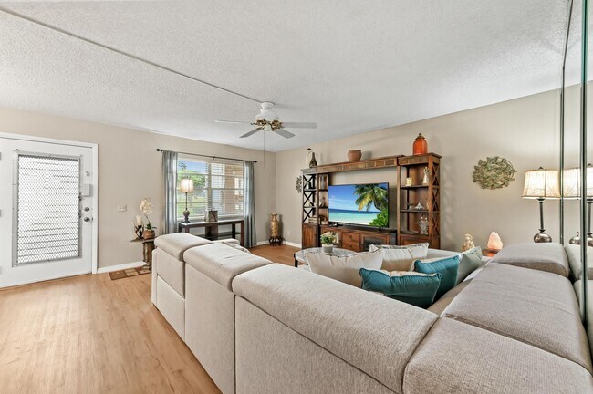 Foto del edificio - 302 Capri G