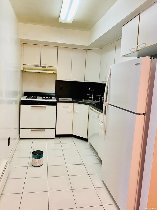 Foto del edificio - 240-51 68th Ave