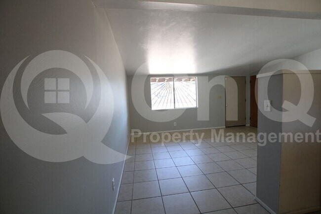 Building Photo - 2 Bedroom/1 Bath Tucson Home!