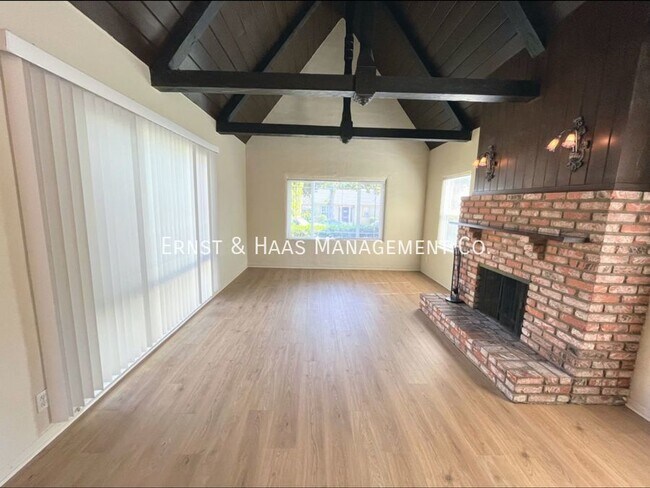 Building Photo - Beautiful Tudor Duplex Home in a Prime Rec...
