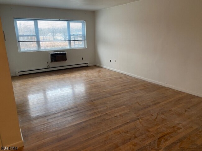Building Photo - 257 River Rd