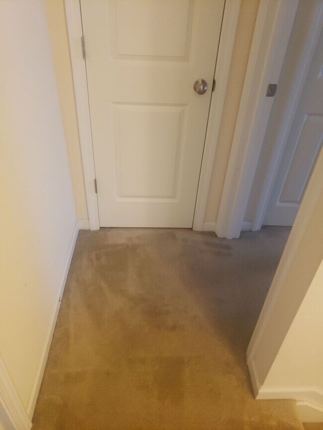 Foto del edificio - Nice End Unit Townhome in the University Area