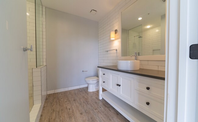 Bathroom - 2529 University Blvd