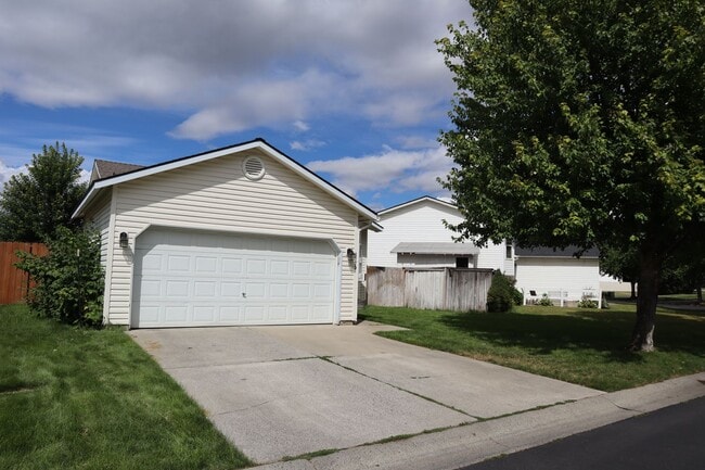 Building Photo - Home in CDA Place