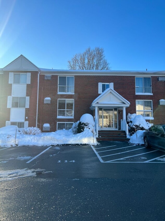 Primary Photo - GARDEN LEVEL CONDO: 2 BED/1 BATH: Birchwoo...
