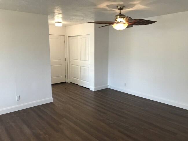 Building Photo - St. George Duplex- 354