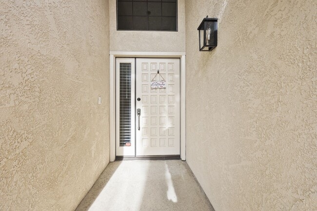 Building Photo - Beautiful Home in the Vineyards!