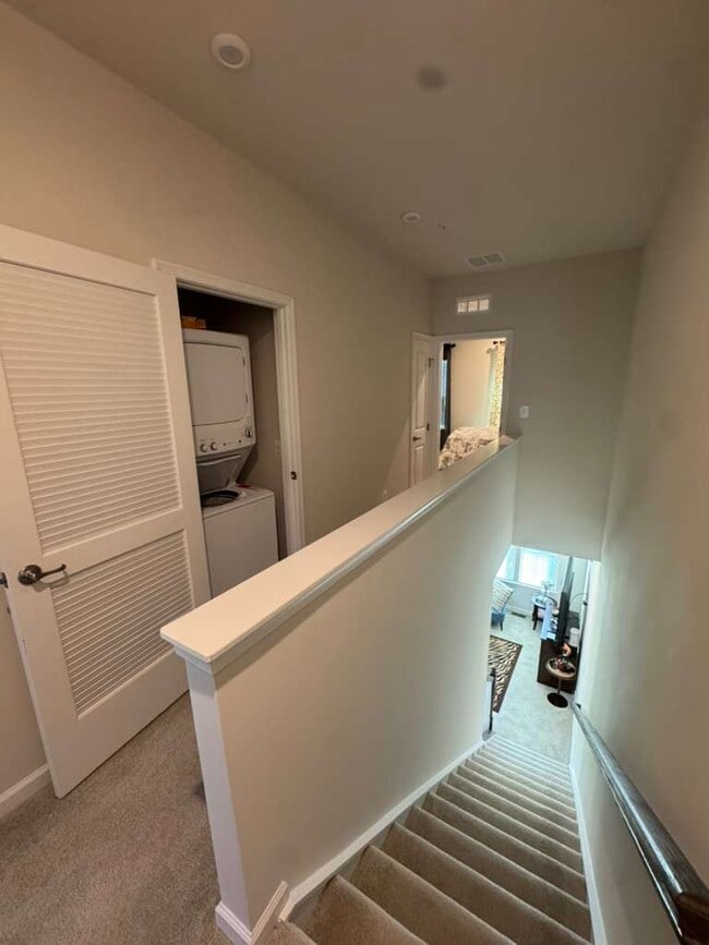 Building Photo - Biground