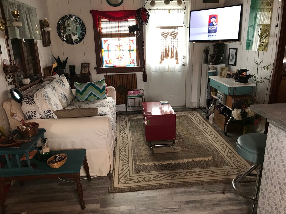 Lg open living room - 302 Crawford Rd