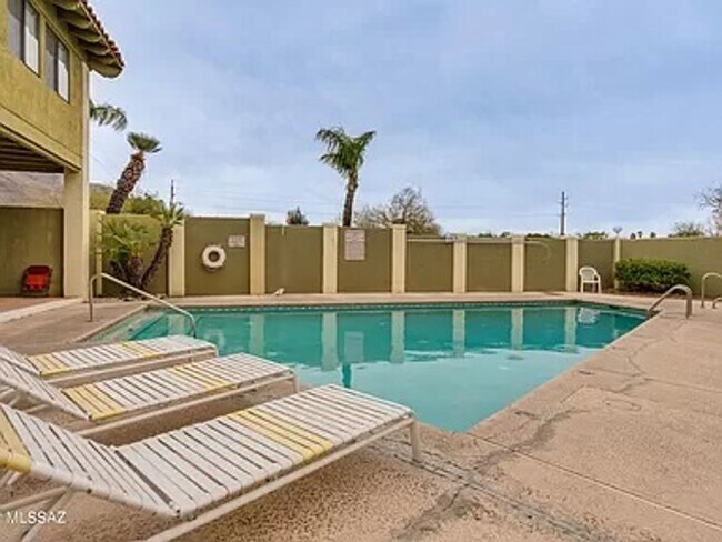 Building Photo - Don't Miss this Oro Valley Gem with Commun...