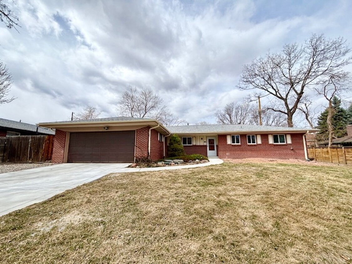 Foto principal - Large Brick Ranch w/Basement