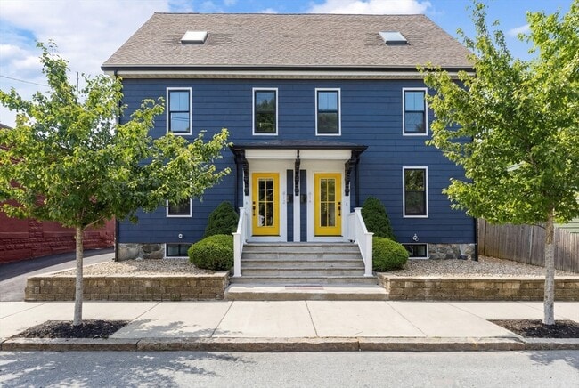 Building Photo - 814 Main St