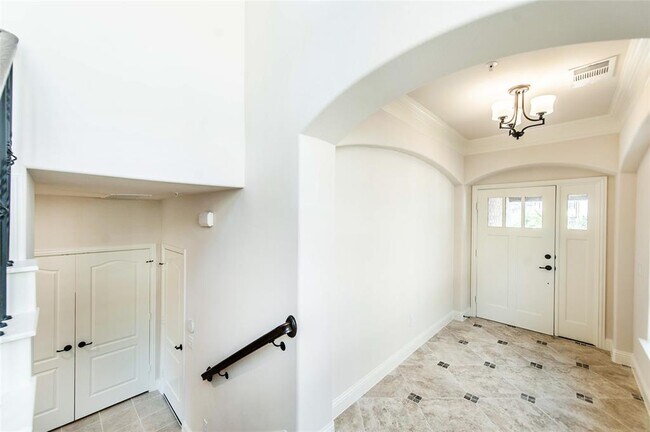 Building Photo - 544 Waterloo Dr