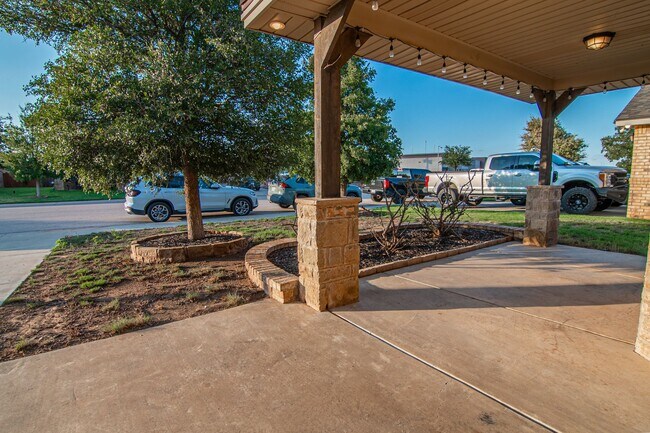 Building Photo - 5705 Champions Dr