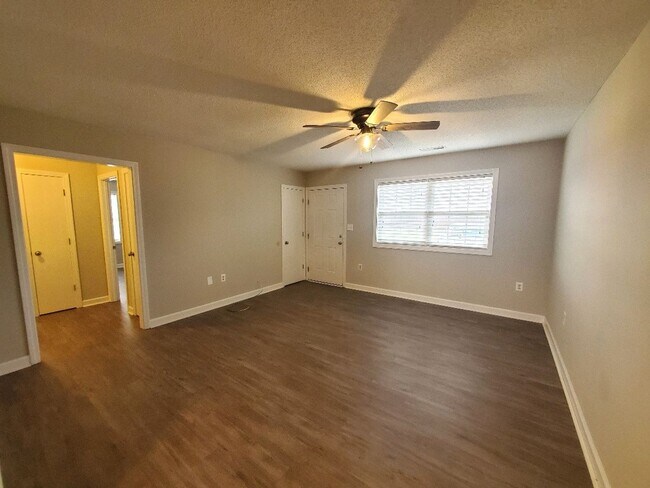 Foto del edificio - Charming 2BR/1BA Apartment – Well-Maintain...