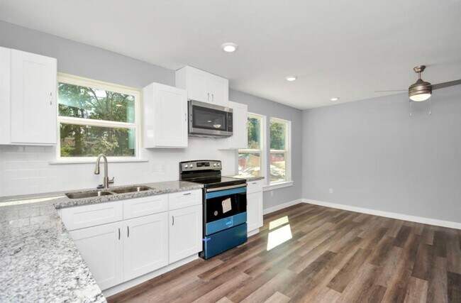 Foto del edificio - For Lease | 3 Bed, 2 Bath | 1,150 Sq Ft | Warwick Place |