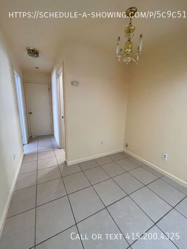 Building Photo - Beautiful 3 Bedroom Home in Monterey Avail...