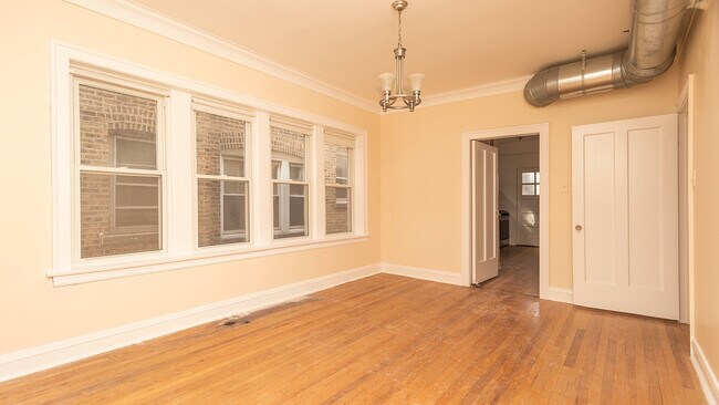 Building Photo - 6329 N Claremont Ave