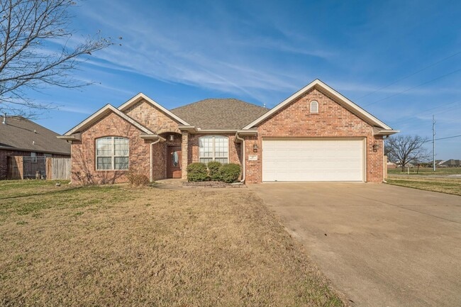 Building Photo - Welcome to this stunning 4-bedroom, 2-bathroom