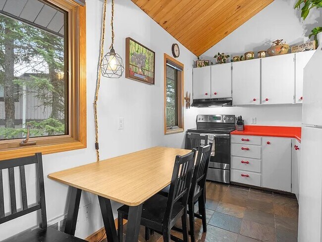 Foto del edificio - 21 Tamarack Ln