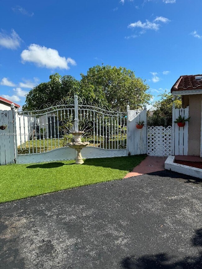 Foto del edificio - 1045 SW 122nd Ct