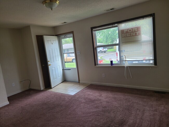1104 livingroomto door - 1104 N Aztec Ct