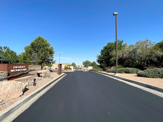 Building Photo - High Desert Beauty! Community Pool!