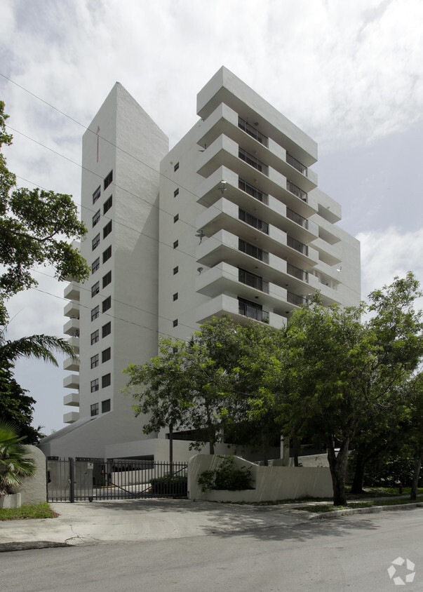 Foto del edificio - 700 NE 26th Ter