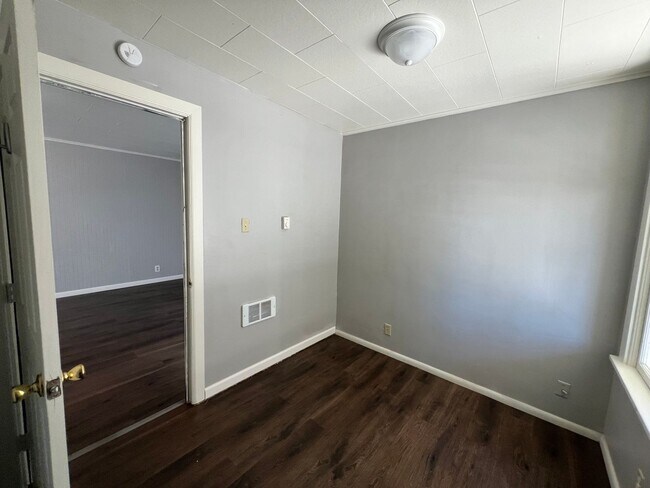 Building Photo - 3 bedroom 1 bath house - York Neighborhood
