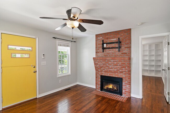 Building Photo - Renovated 3 bed, 2 bath bungalow with scre...
