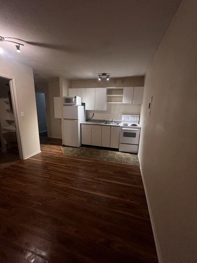 Building Photo - 423 Superior St