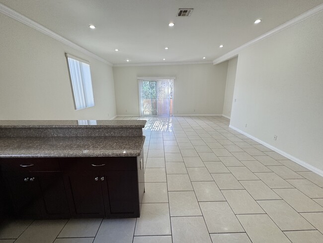 Foto del edificio - 6714 Balboa Blvd