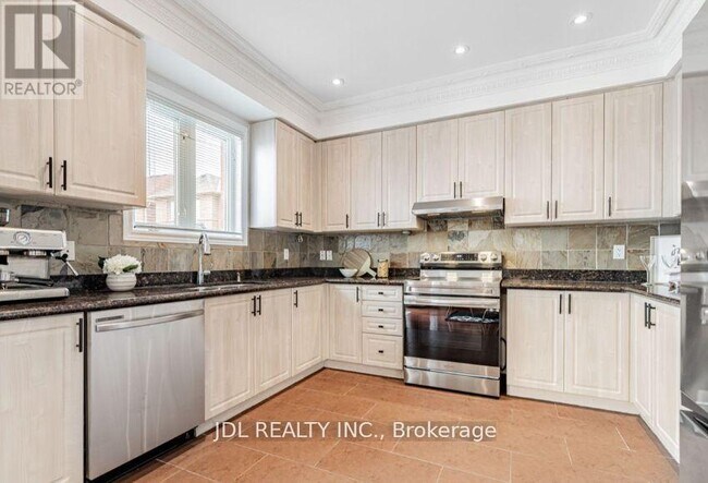 Photo du bâtiment - 20 Ralph Chalmers Ave