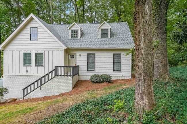 Building Photo - 317 E Claiborne Ct