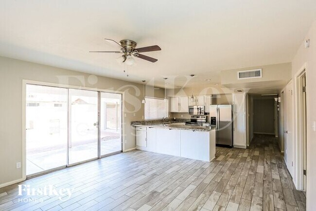Building Photo - 5240 W Desert Cove Ave