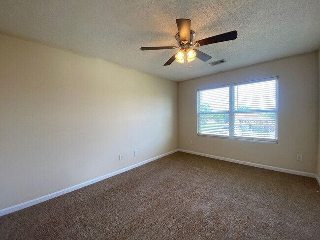 Foto del edificio - PRE-LEASING FOR AUGUST 2026! 1/2 Deposit Special!!!