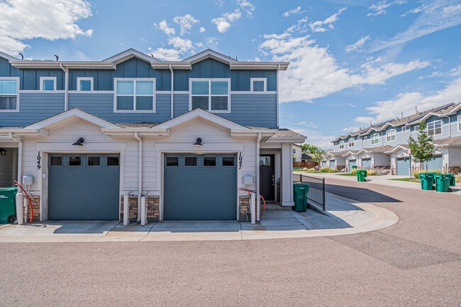 Photo - 1047 Oak Cir Townhome