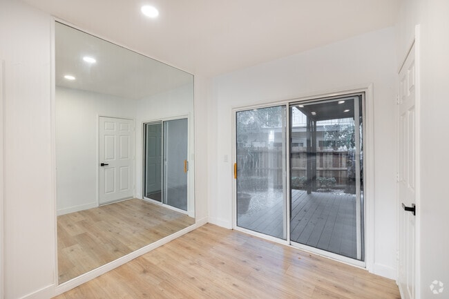 3 habitaciones, 2 baños - 1600 pies cuadrados - Comedor - 4437-4439 Vista Del Monte Ave