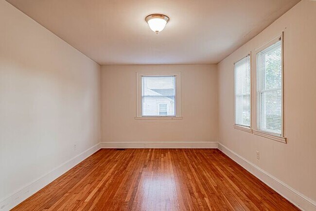 Building Photo - Cute Home in Spartanburg with Original Har...