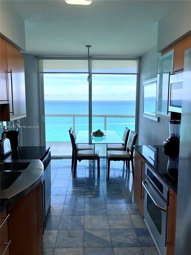 Foto del edificio - 6365 Collins Ave