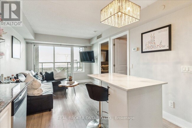 Building Photo - 1215 Bayly St