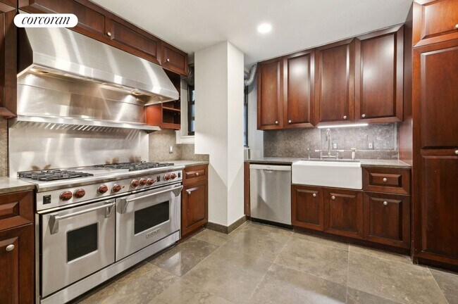 Building Photo - 65 E 96th St