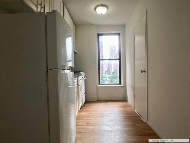 Building Photo - 401 E 68th St