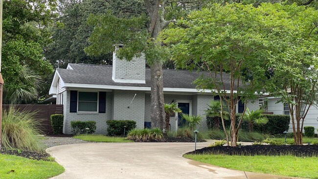 Building Photo - Charming All-Brick 2 Bedroom, 2 Bath Home ...